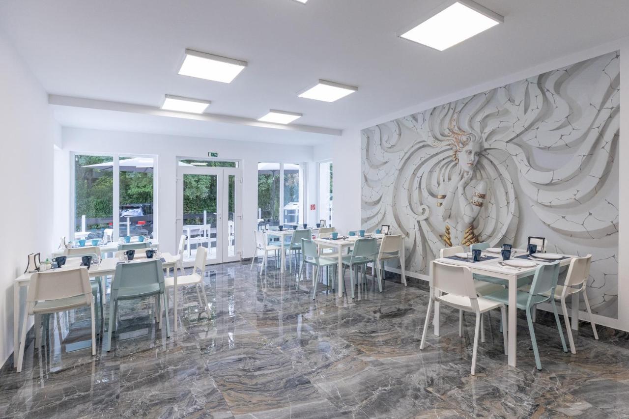 Bed & Breakfast Panzio 81 *